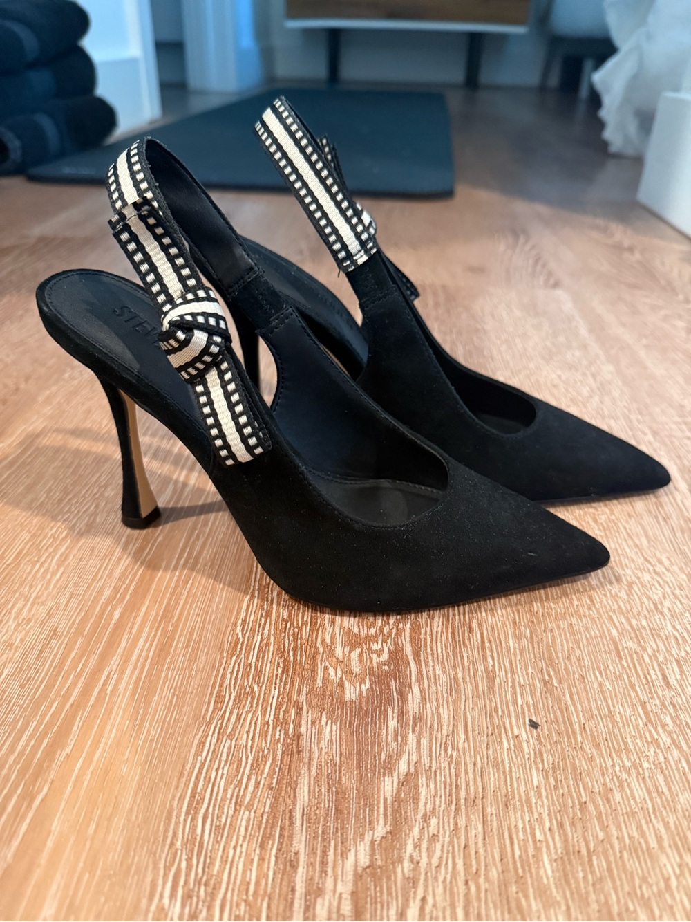 NEW Steve Madden Bri black suede sling back heels
Size 7